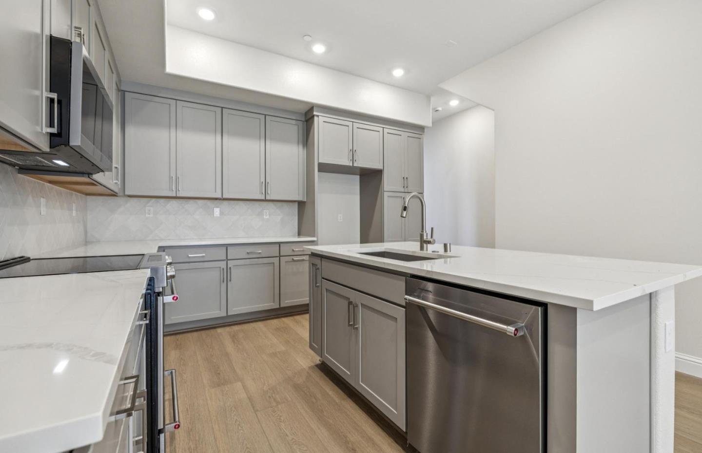 Detail Gallery Image 14 of 34 For 2417 Willow Way, San Mateo,  CA 94403 - 3 Beds | 3 Baths