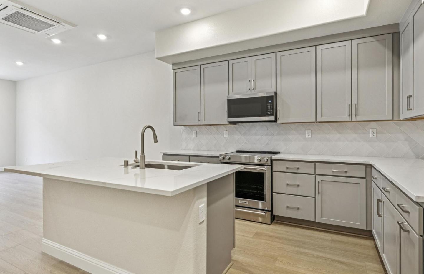 Detail Gallery Image 15 of 34 For 2417 Willow Way, San Mateo,  CA 94403 - 3 Beds | 3 Baths