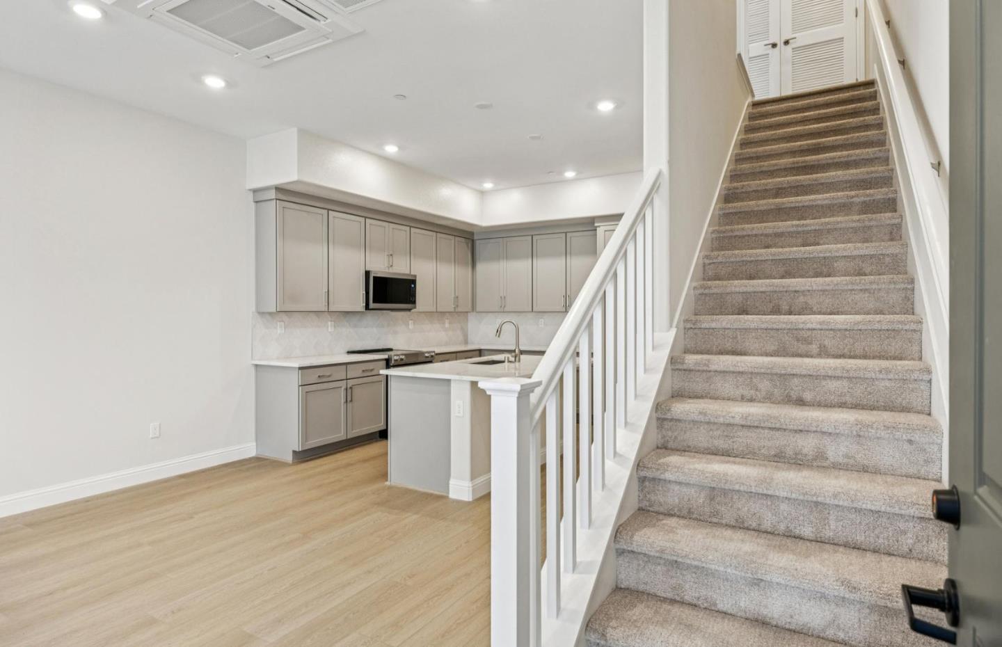 Detail Gallery Image 3 of 34 For 2417 Willow Way, San Mateo,  CA 94403 - 3 Beds | 3 Baths