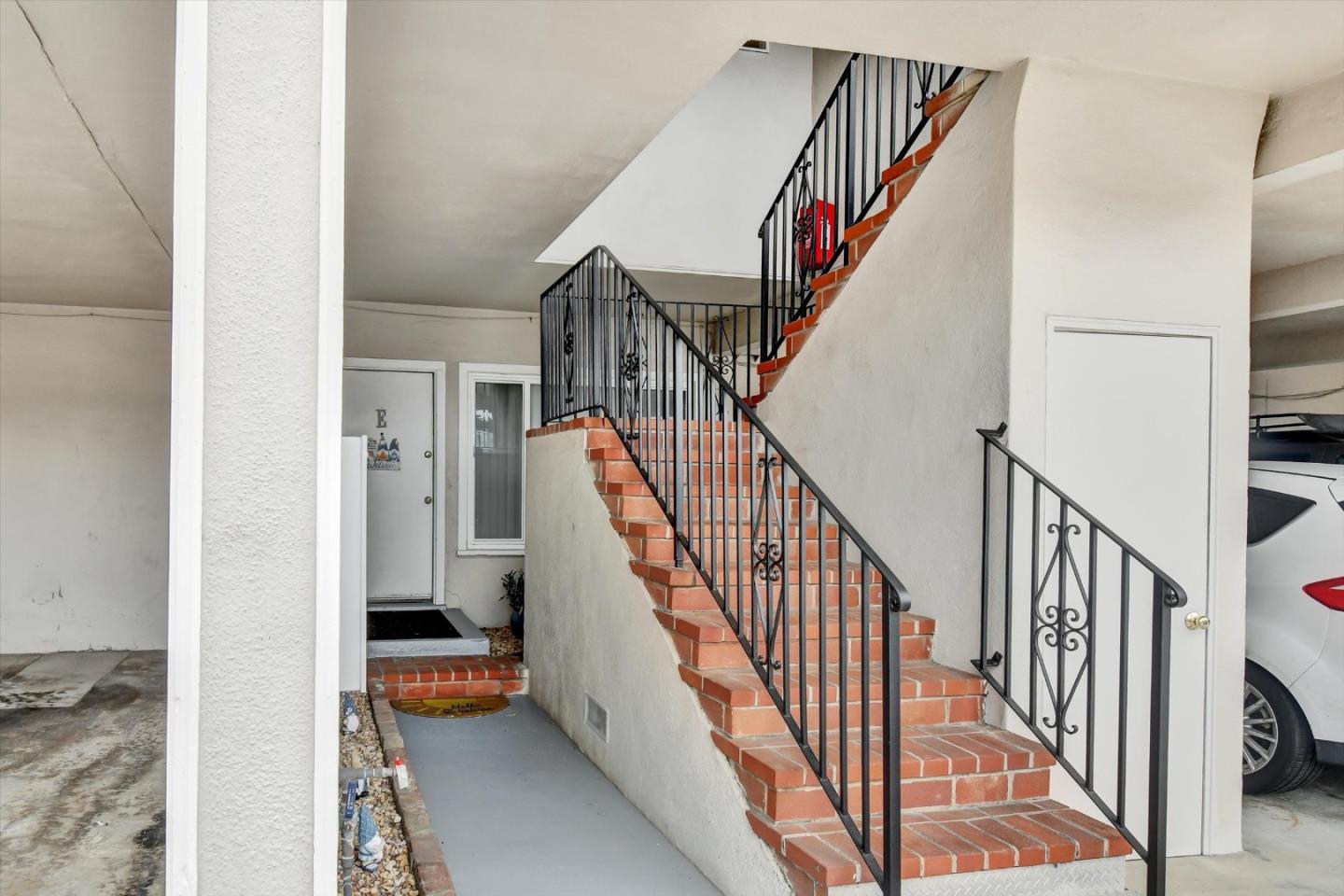 Detail Gallery Image 2 of 8 For 160 Clarendon Rd a,  Pacifica,  CA 94044 - 2 Beds | 1 Baths