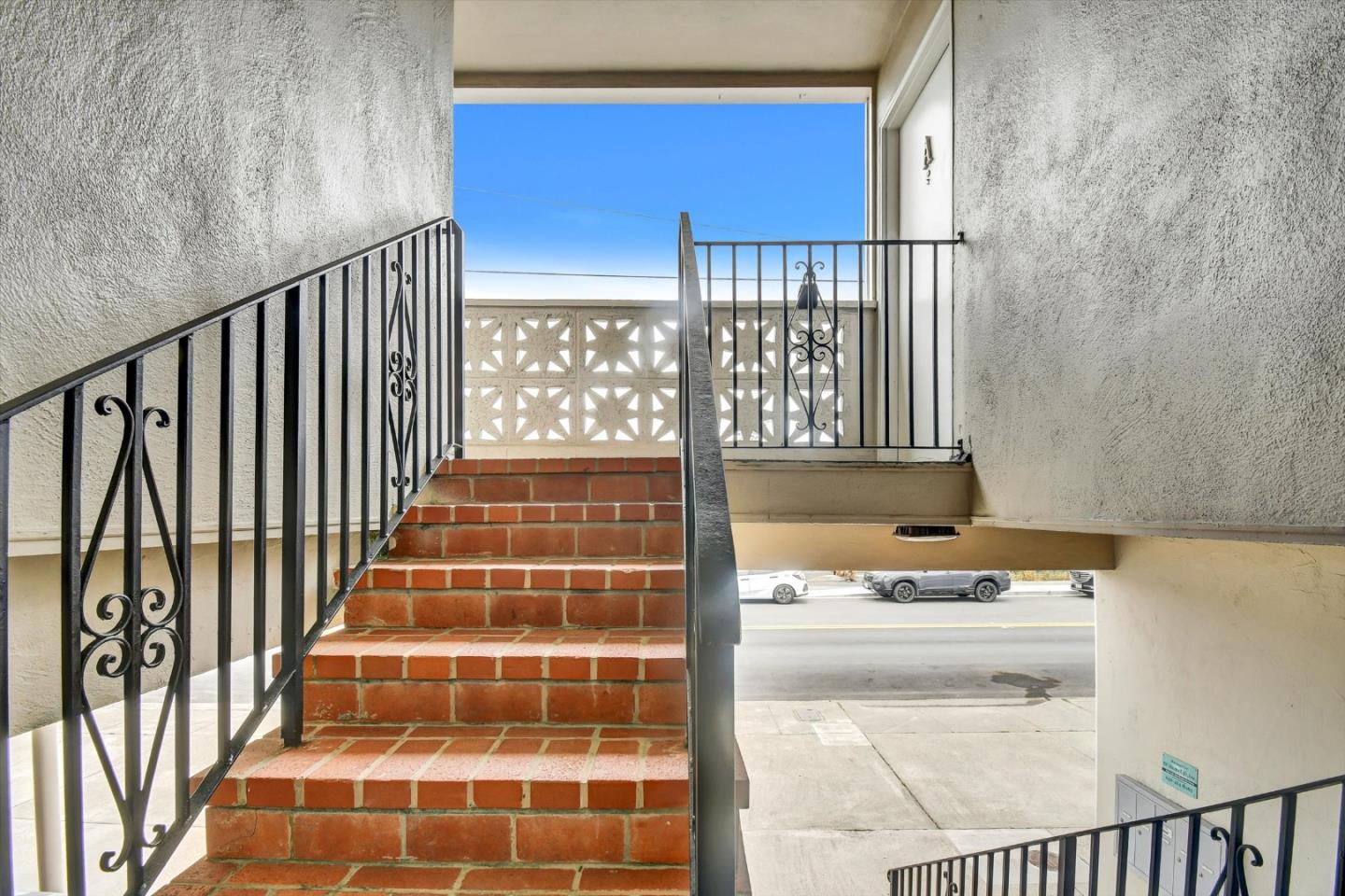 Detail Gallery Image 3 of 8 For 160 Clarendon Rd a,  Pacifica,  CA 94044 - 2 Beds | 1 Baths