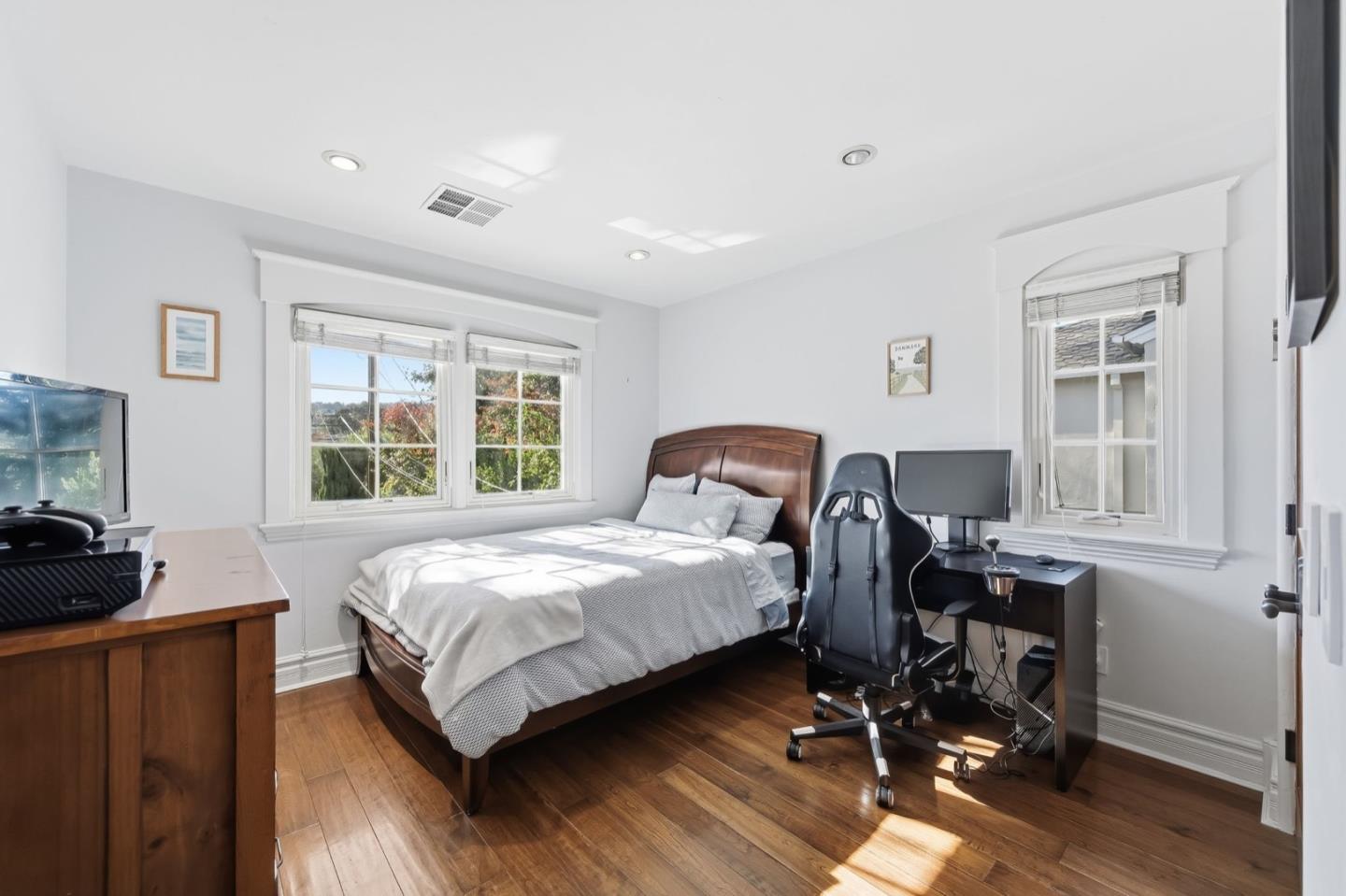 Detail Gallery Image 37 of 56 For 926 Rosewood Ave, San Carlos,  CA 94070 - 4 Beds | 2/1 Baths