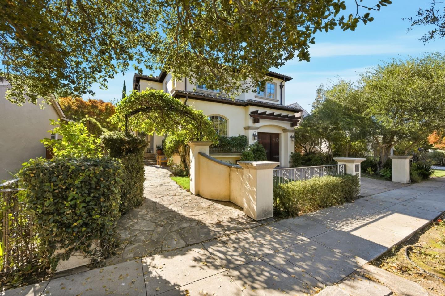 Detail Gallery Image 4 of 56 For 926 Rosewood Ave, San Carlos,  CA 94070 - 4 Beds | 2/1 Baths