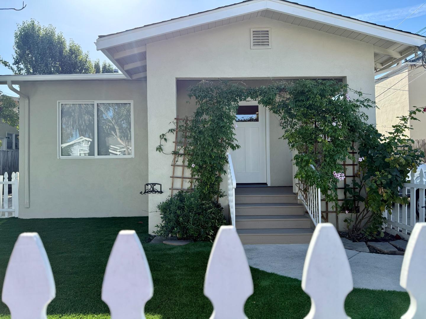 Detail Gallery Image 3 of 24 For 634 Fulton St, Redwood City,  CA 94063 - 2 Beds | 1 Baths