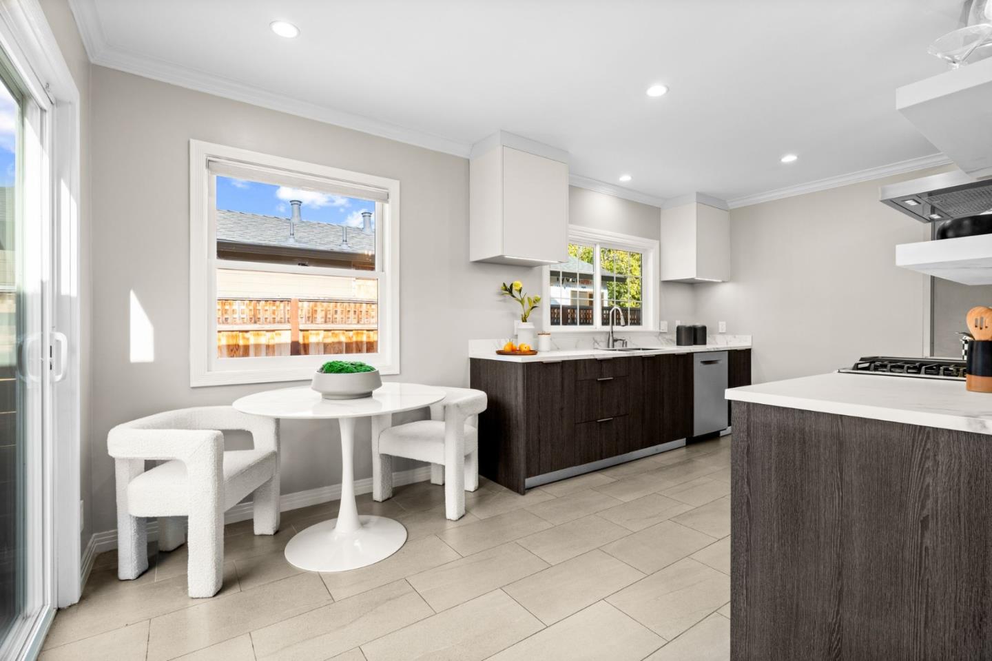 Detail Gallery Image 10 of 29 For 1041 Menlo Oaks Dr, Menlo Park,  CA 94025 - 3 Beds | 2 Baths