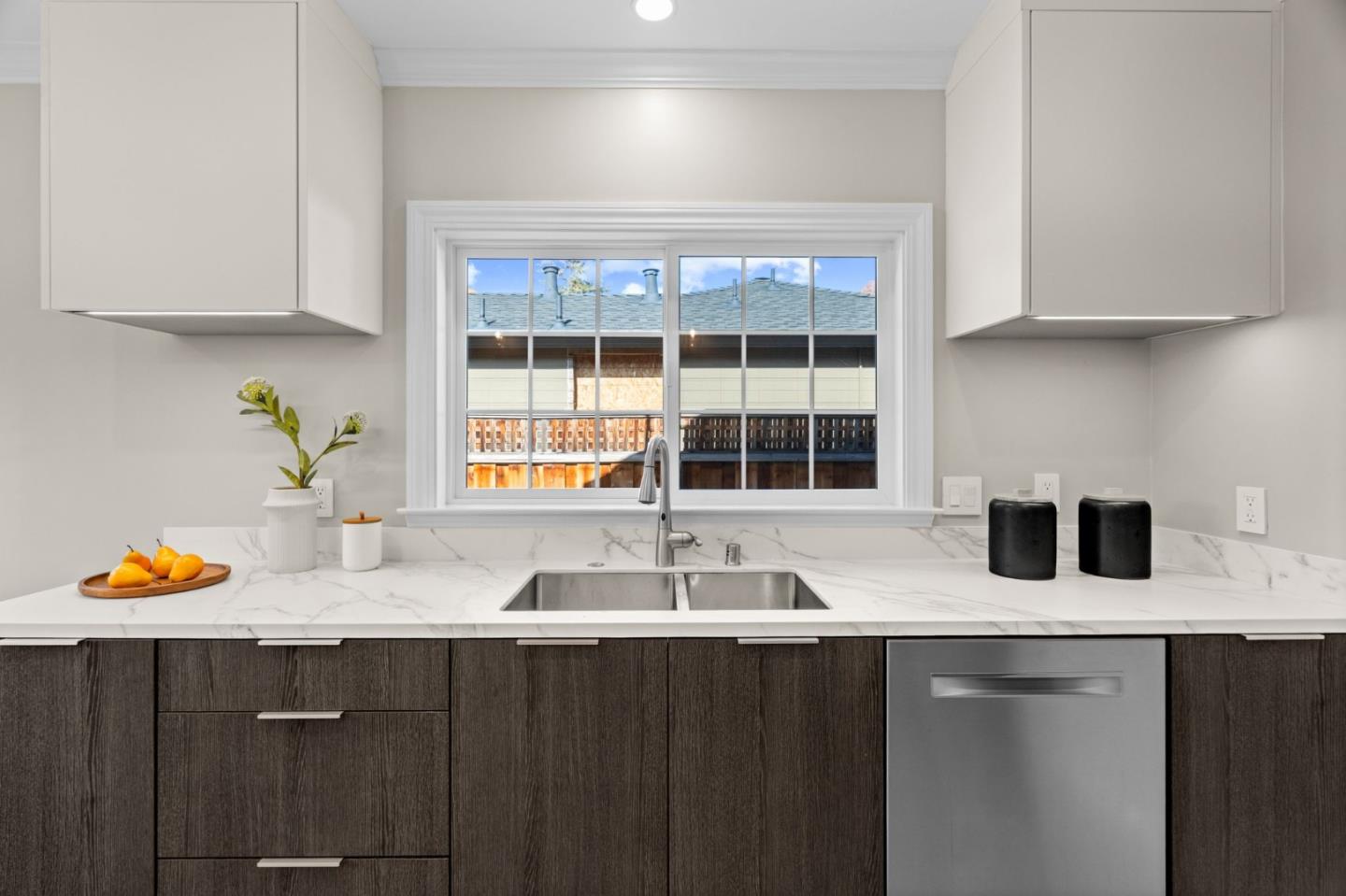 Detail Gallery Image 11 of 29 For 1041 Menlo Oaks Dr, Menlo Park,  CA 94025 - 3 Beds | 2 Baths