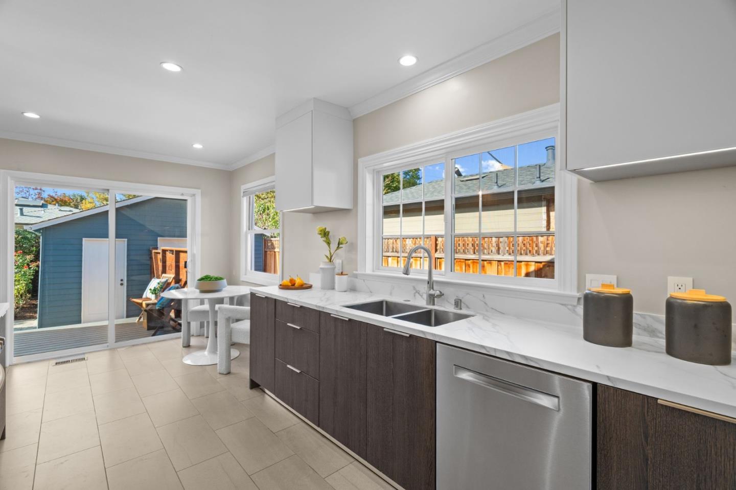 Detail Gallery Image 14 of 29 For 1041 Menlo Oaks Dr, Menlo Park,  CA 94025 - 3 Beds | 2 Baths