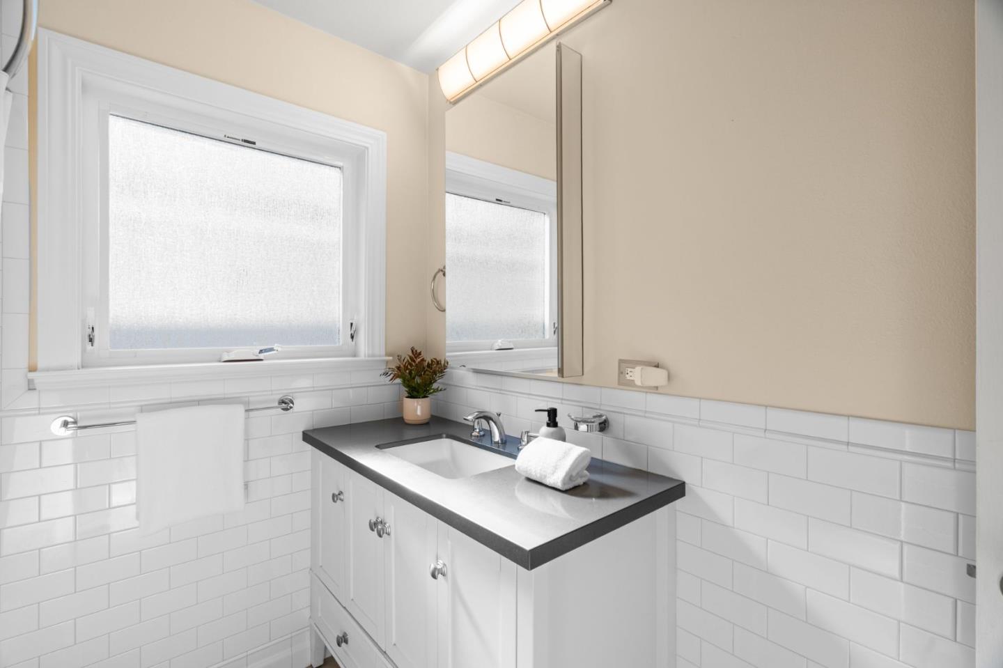 Detail Gallery Image 17 of 29 For 1041 Menlo Oaks Dr, Menlo Park,  CA 94025 - 3 Beds | 2 Baths