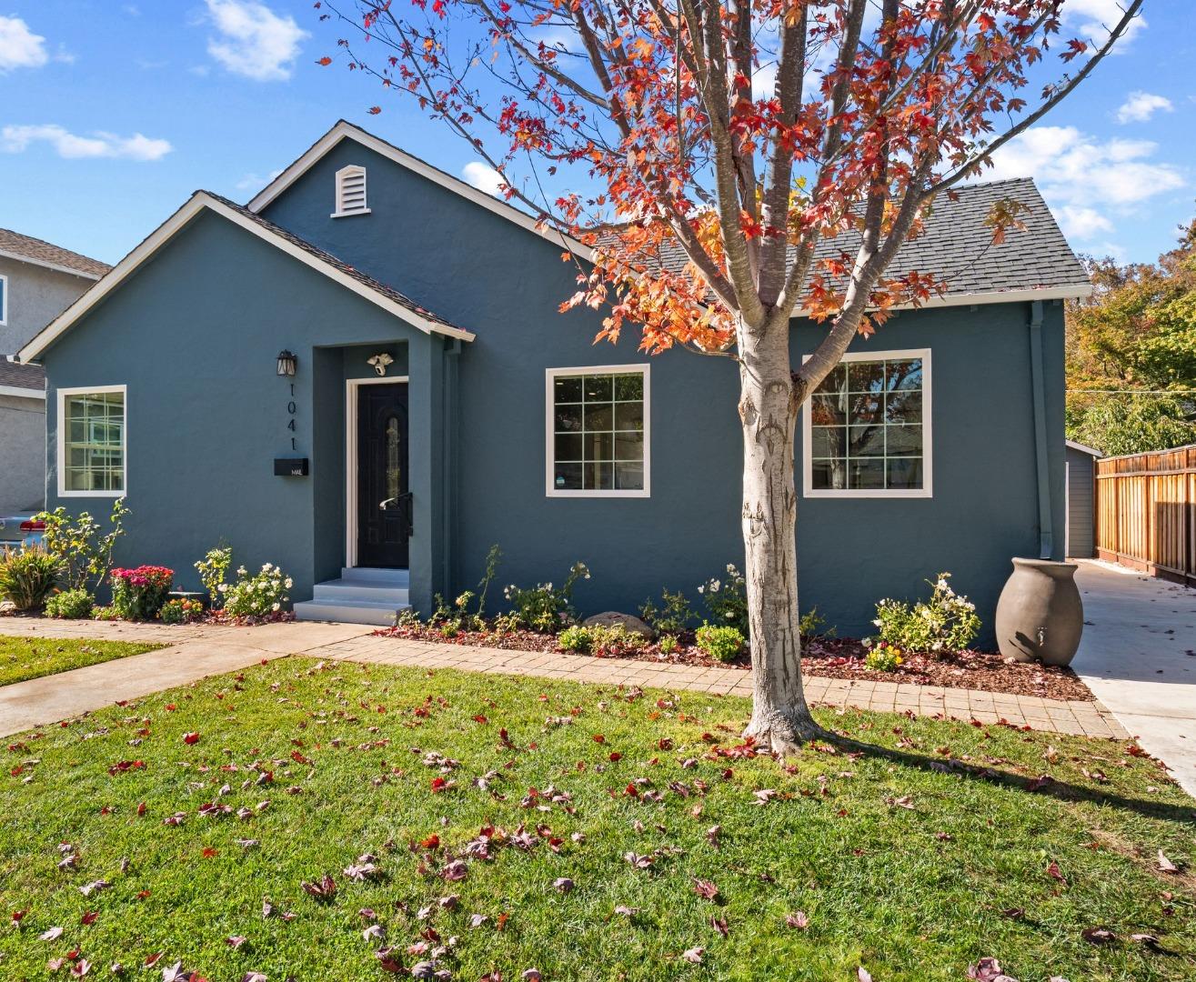 Detail Gallery Image 2 of 29 For 1041 Menlo Oaks Dr, Menlo Park,  CA 94025 - 3 Beds | 2 Baths