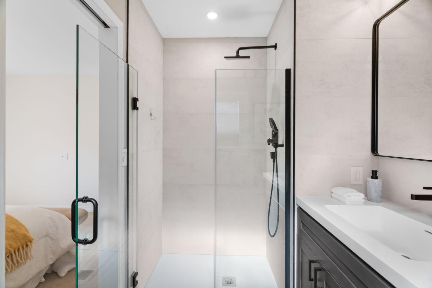 Detail Gallery Image 22 of 29 For 1041 Menlo Oaks Dr, Menlo Park,  CA 94025 - 3 Beds | 2 Baths