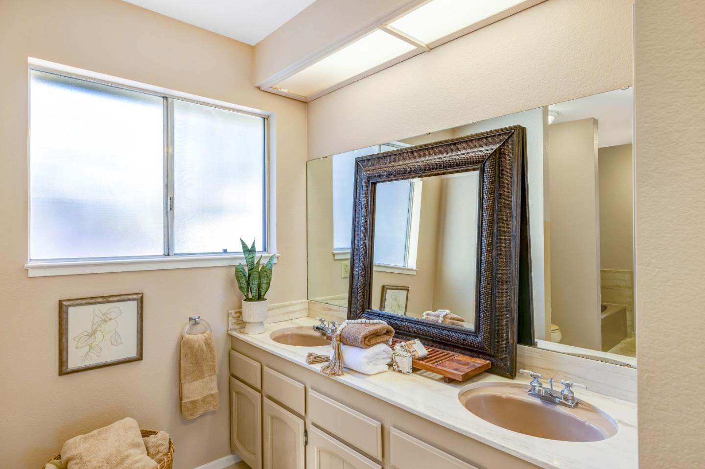 Detail Gallery Image 13 of 24 For 25 Los Encinos Dr, Del Rey Oaks,  CA 93940 - 4 Beds | 2/1 Baths