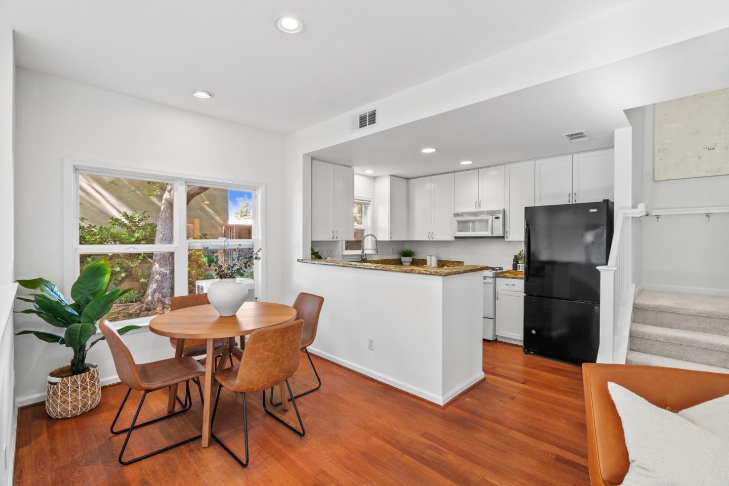 Detail Gallery Image 4 of 40 For 748 Cottage Ct, Mountain View,  CA 94043 - 2 Beds | 2 Baths