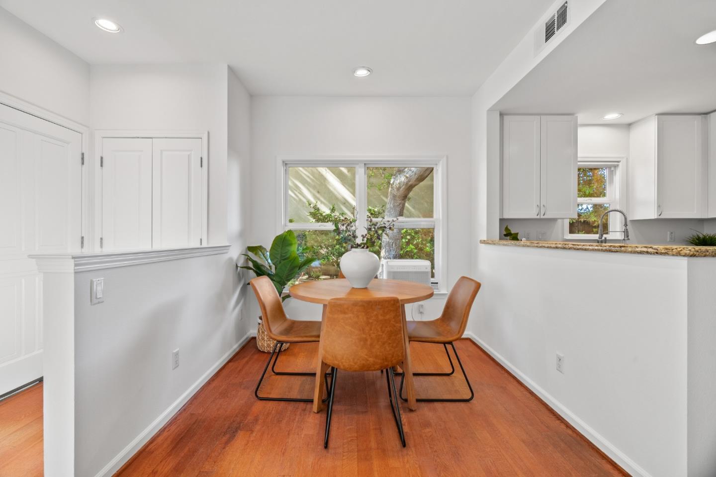 Detail Gallery Image 5 of 40 For 748 Cottage Ct, Mountain View,  CA 94043 - 2 Beds | 2 Baths