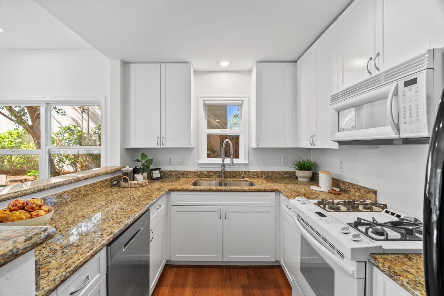 Detail Gallery Image 6 of 40 For 748 Cottage Ct, Mountain View,  CA 94043 - 2 Beds | 2 Baths