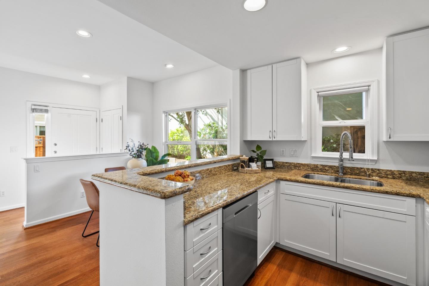 Detail Gallery Image 8 of 40 For 748 Cottage Ct, Mountain View,  CA 94043 - 2 Beds | 2 Baths