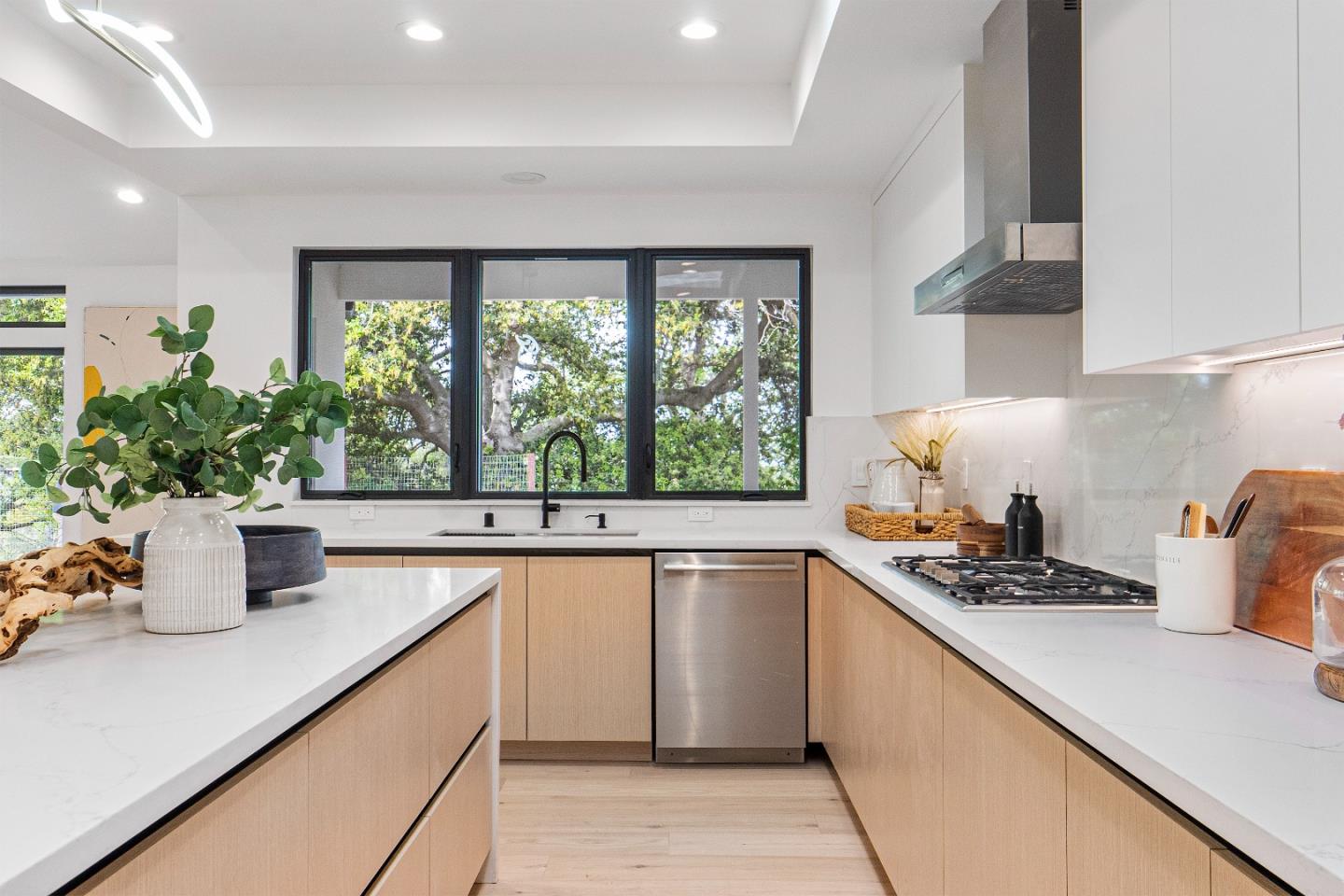 Detail Gallery Image 21 of 43 For 24985 Oneonta Dr, Los Altos Hills,  CA 94022 - 4 Beds | 3 Baths