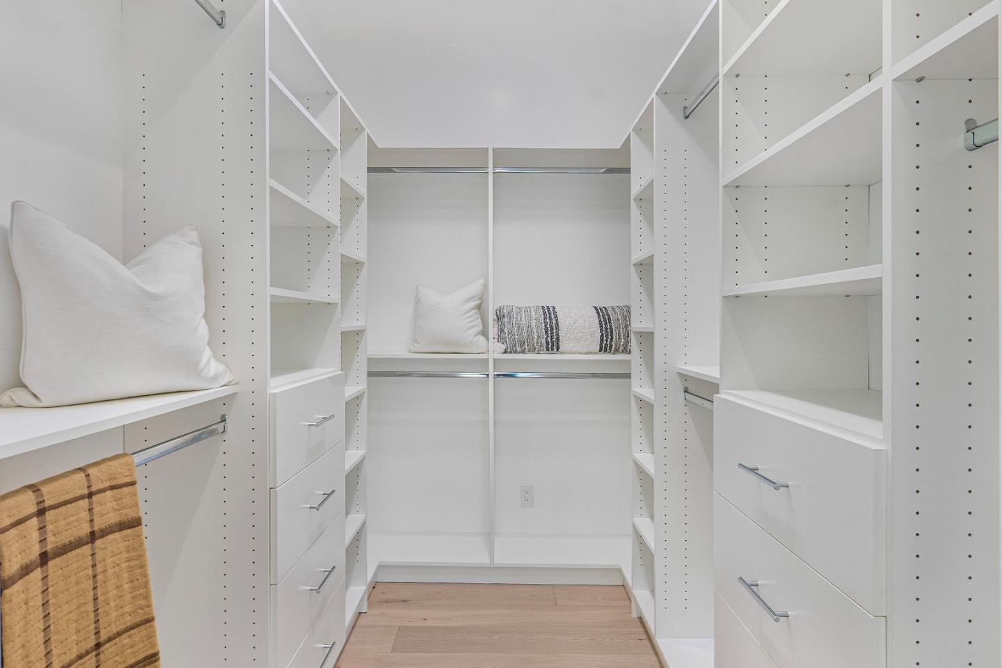 Detail Gallery Image 25 of 43 For 24985 Oneonta Dr, Los Altos Hills,  CA 94022 - 4 Beds | 3 Baths