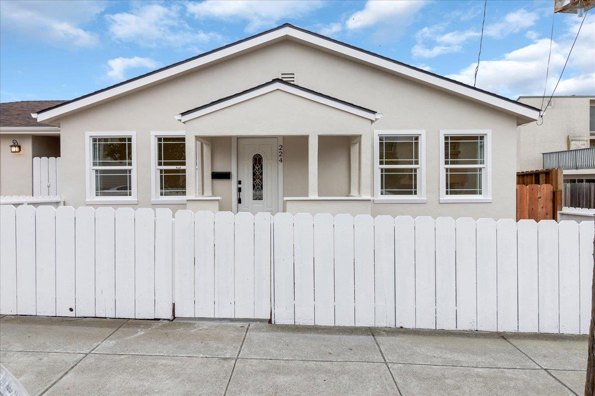 Detail Gallery Image 4 of 36 For 224 Palm, Marina,  CA 93933 - 2 Beds | 2 Baths