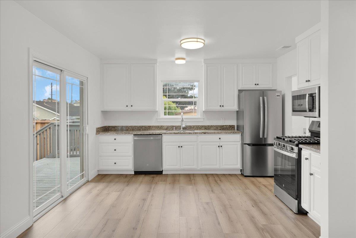 Detail Gallery Image 6 of 36 For 224 Palm, Marina,  CA 93933 - 2 Beds | 2 Baths