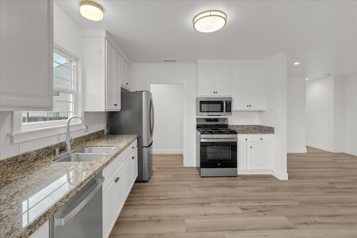 Detail Gallery Image 7 of 36 For 224 Palm, Marina,  CA 93933 - 2 Beds | 2 Baths