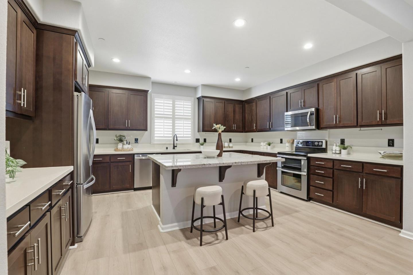 Detail Gallery Image 8 of 36 For 172 E Main Ave, Morgan Hill,  CA 95037 - 4 Beds | 3/1 Baths