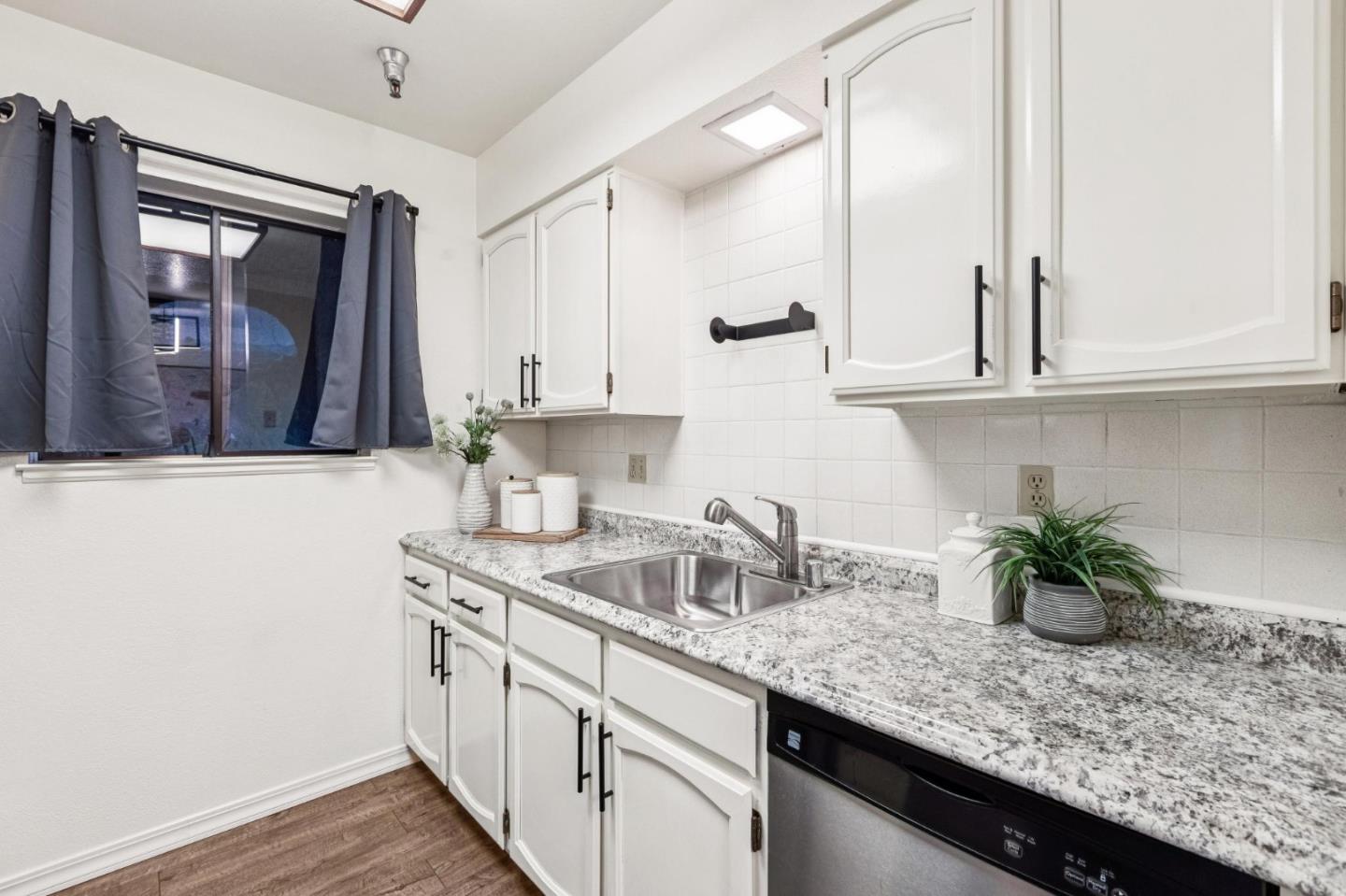 Detail Gallery Image 18 of 31 For 711 S Bayshore Blvd #23,  San Mateo,  CA 94401 - 2 Beds | 1 Baths