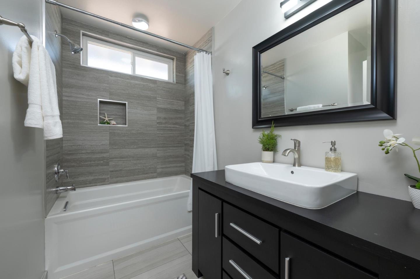 Detail Gallery Image 21 of 63 For 1035 Valota Rd, Redwood City,  CA 94061 - 6 Beds | 4 Baths