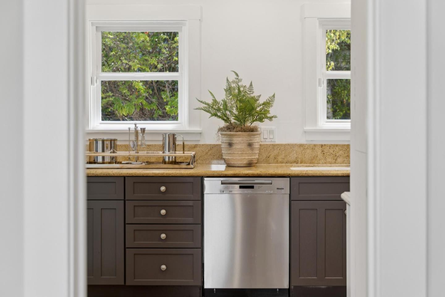 Detail Gallery Image 12 of 50 For 1325 Paloma Ave, Burlingame,  CA 94010 - 4 Beds | 2/1 Baths