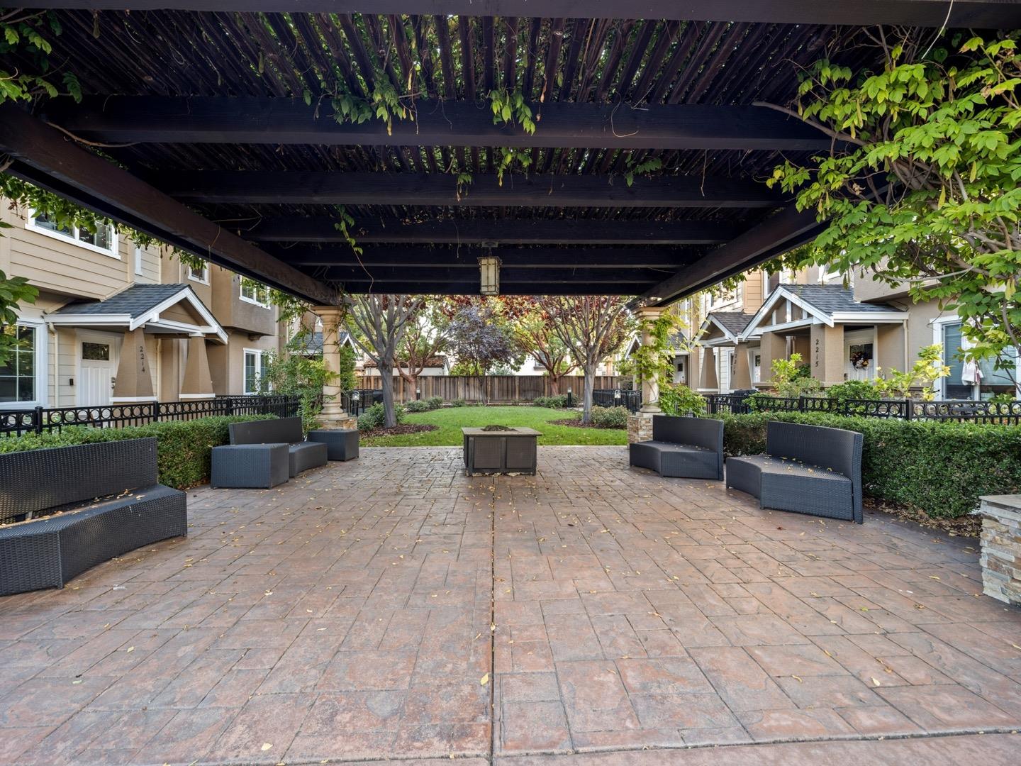 Detail Gallery Image 18 of 20 For 2214 Raspberry Ln, Mountain View,  CA 94043 - 3 Beds | 2/1 Baths