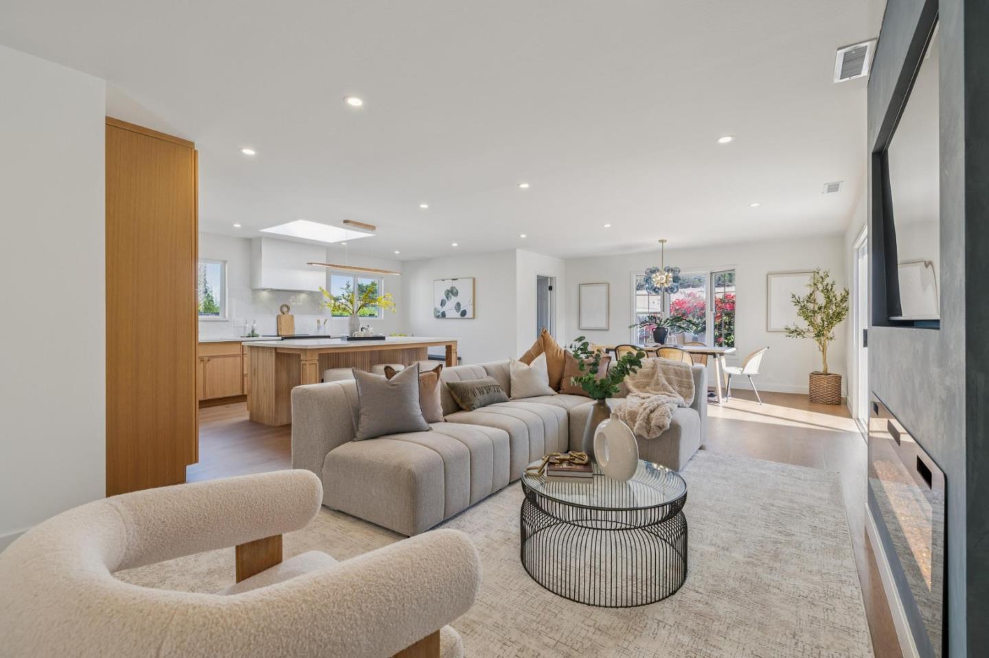 Detail Gallery Image 2 of 26 For 847 Arguello Blvd, Pacifica,  CA 94044 - 4 Beds | 3 Baths