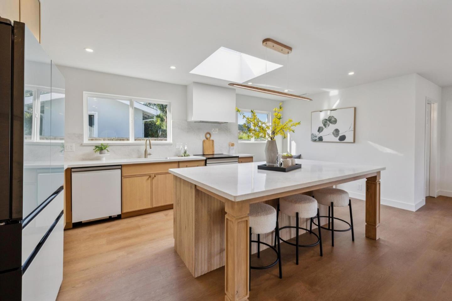 Detail Gallery Image 6 of 26 For 847 Arguello Blvd, Pacifica,  CA 94044 - 4 Beds | 3 Baths