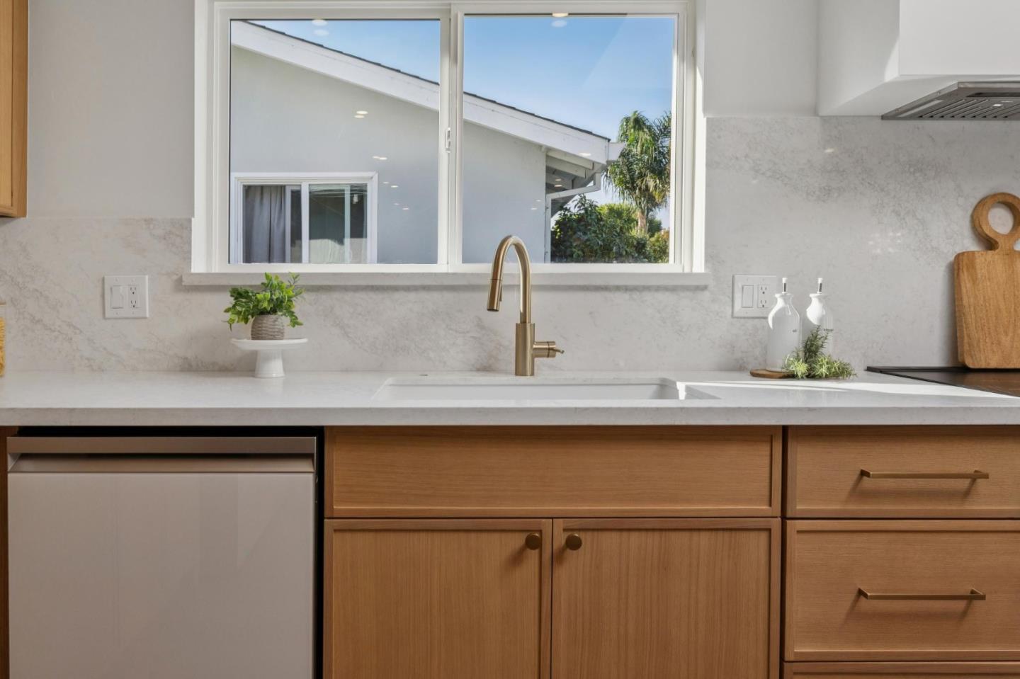 Detail Gallery Image 7 of 26 For 847 Arguello Blvd, Pacifica,  CA 94044 - 4 Beds | 3 Baths