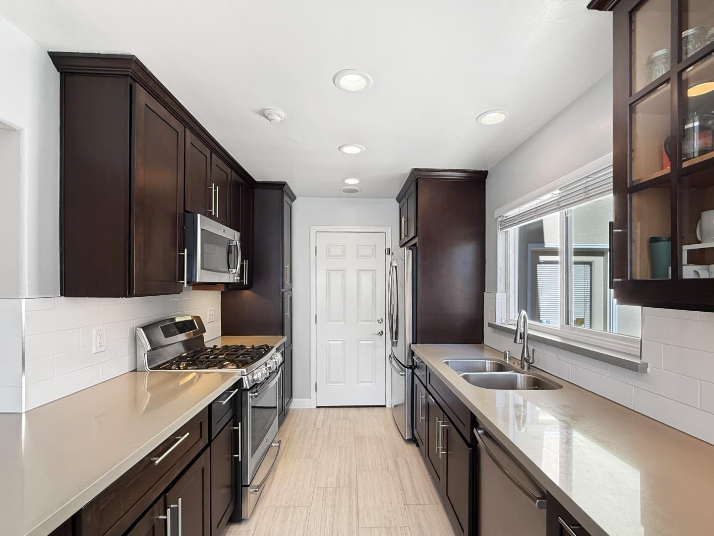 Detail Gallery Image 3 of 10 For 225 Lauella Ct, Mountain View,  CA 94041 - 3 Beds | 2 Baths