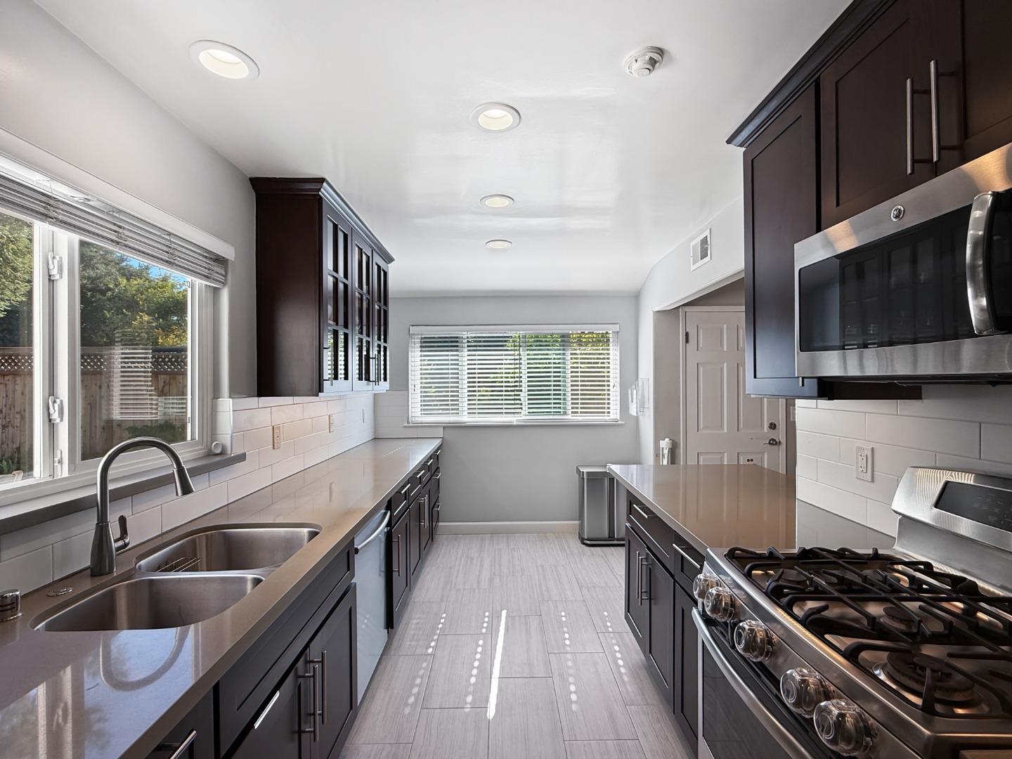 Detail Gallery Image 4 of 10 For 225 Lauella Ct, Mountain View,  CA 94041 - 3 Beds | 2 Baths