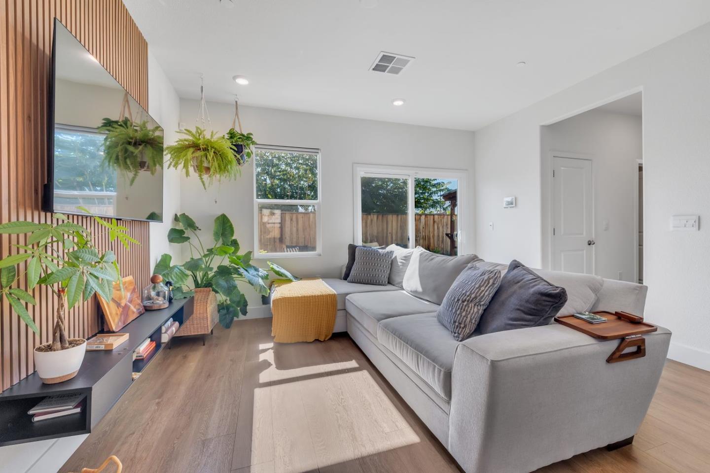 Detail Gallery Image 6 of 38 For 670 Wickham Ct, Gilroy,  CA 95020 - 3 Beds | 2/1 Baths