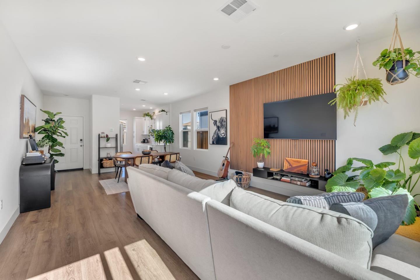 Detail Gallery Image 7 of 38 For 670 Wickham Ct, Gilroy,  CA 95020 - 3 Beds | 2/1 Baths