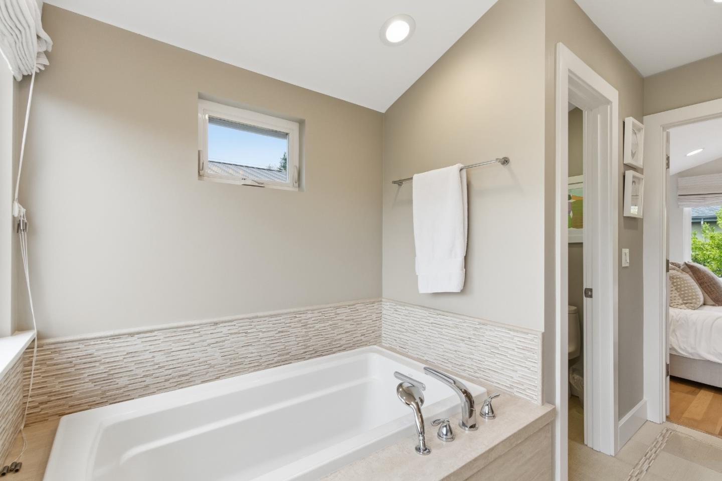 Detail Gallery Image 26 of 41 For 1236 Hoover St, Menlo Park,  CA 94025 - 3 Beds | 3 Baths