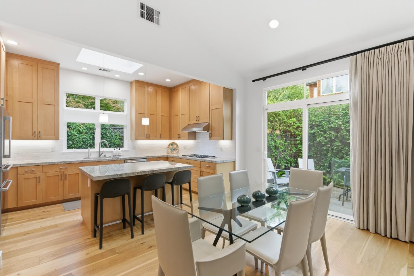 Detail Gallery Image 9 of 41 For 1236 Hoover St, Menlo Park,  CA 94025 - 3 Beds | 3 Baths