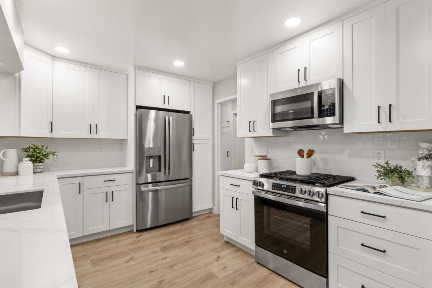 Detail Gallery Image 10 of 38 For 1416 Flores Dr, Pacifica,  CA 94044 - 4 Beds | 3 Baths