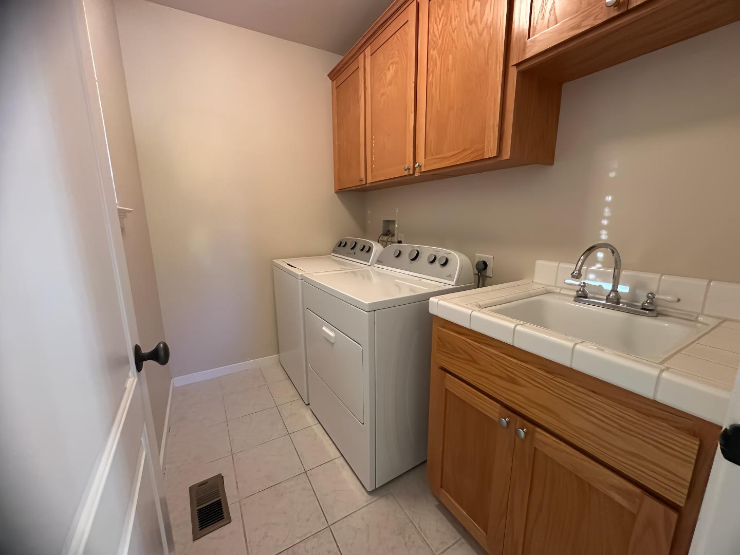 Detail Gallery Image 10 of 22 For 841 Lawrence Dr, Gilroy,  CA 95020 - 4 Beds | 3 Baths