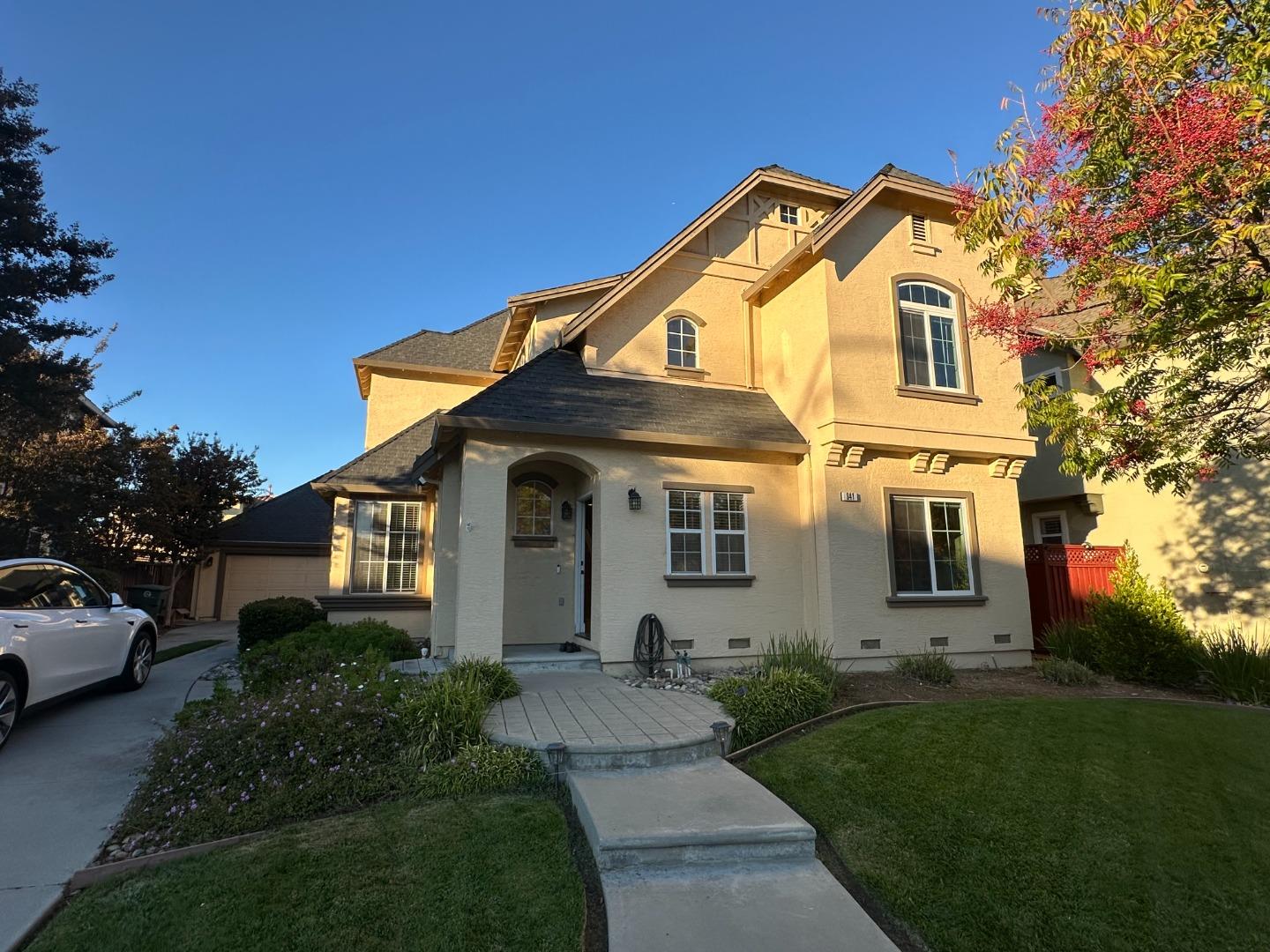 Detail Gallery Image 2 of 22 For 841 Lawrence Dr, Gilroy,  CA 95020 - 4 Beds | 3 Baths