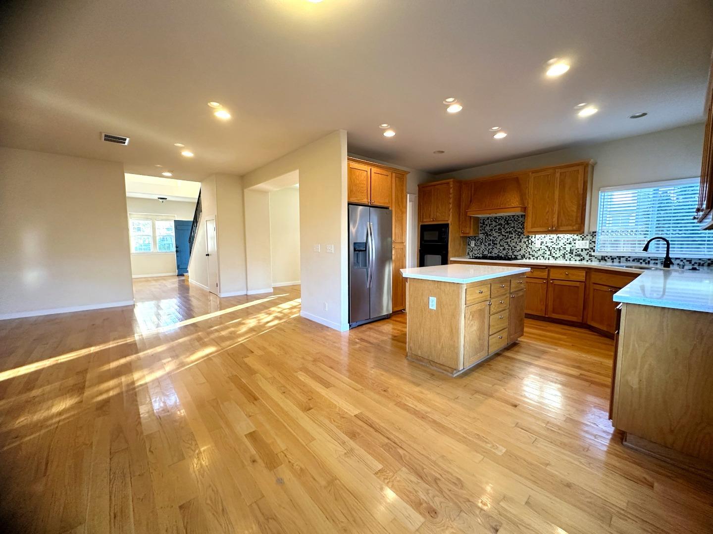 Detail Gallery Image 5 of 22 For 841 Lawrence Dr, Gilroy,  CA 95020 - 4 Beds | 3 Baths