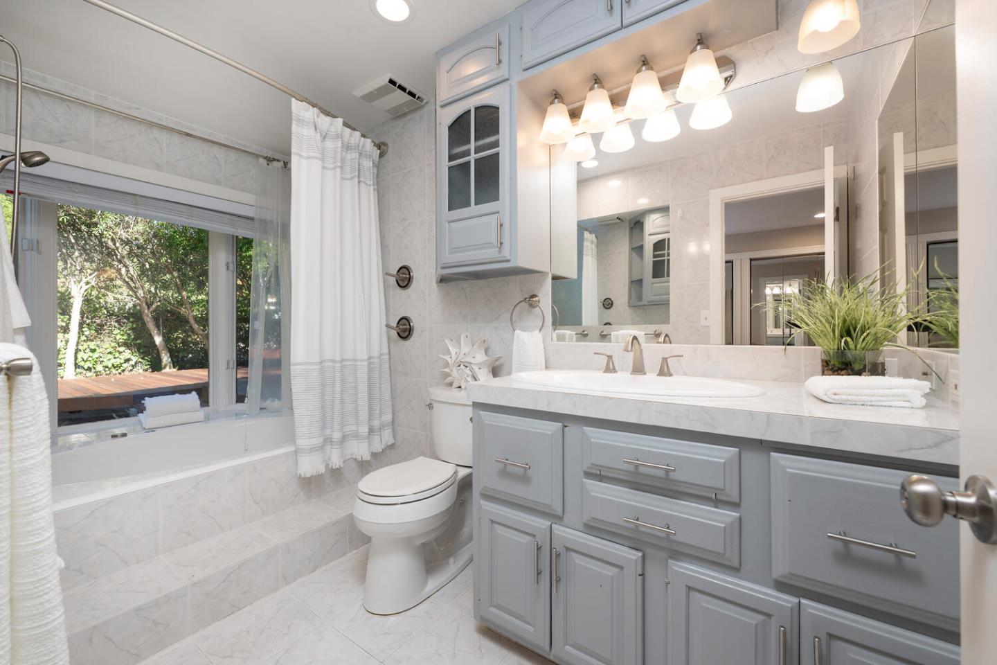 Detail Gallery Image 13 of 31 For 7 Montana Ln, Menlo Park,  CA 94025 - 3 Beds | 2/1 Baths