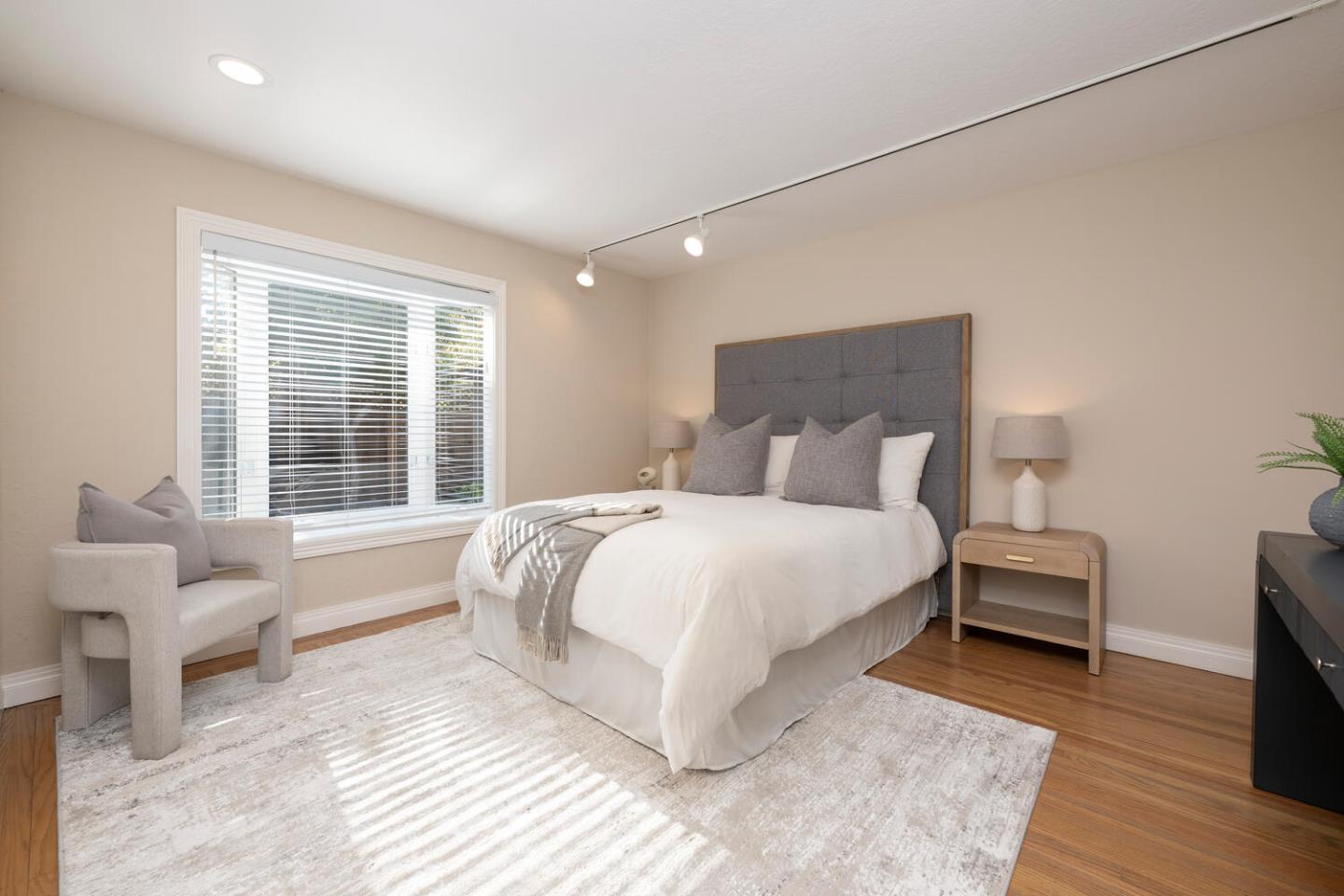 Detail Gallery Image 14 of 31 For 7 Montana Ln, Menlo Park,  CA 94025 - 3 Beds | 2/1 Baths