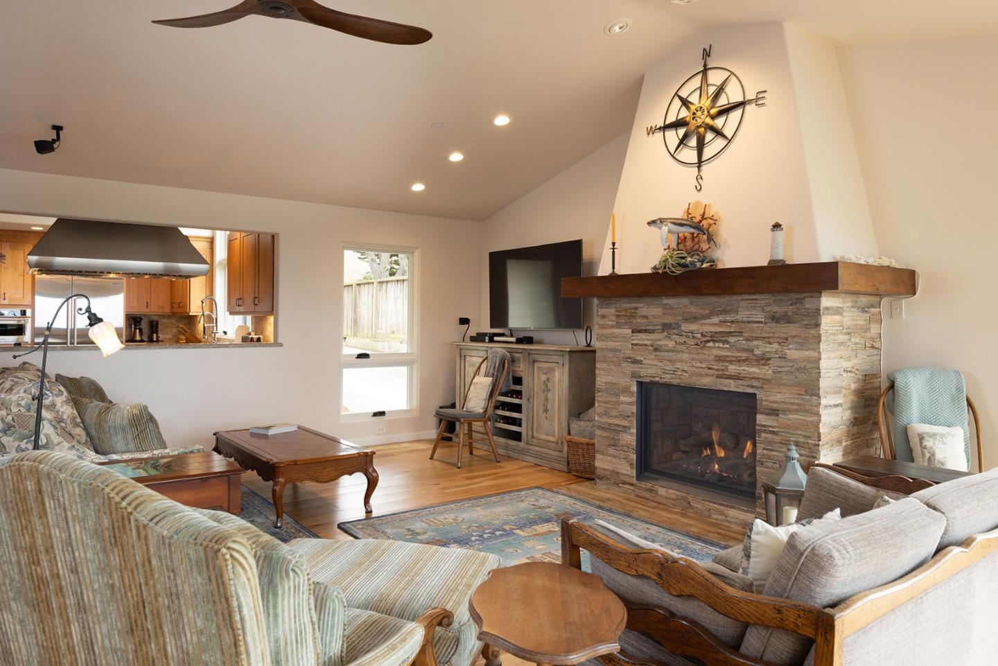 Detail Gallery Image 6 of 26 For 307 Bishop Ave, Pacific Grove,  CA 93950 - 3 Beds | 2 Baths