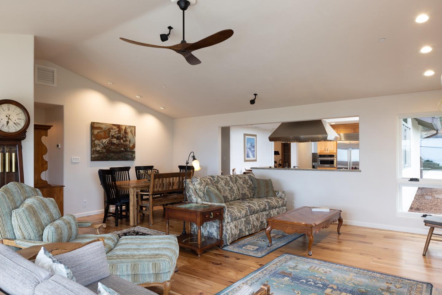 Detail Gallery Image 9 of 26 For 307 Bishop Ave, Pacific Grove,  CA 93950 - 3 Beds | 2 Baths