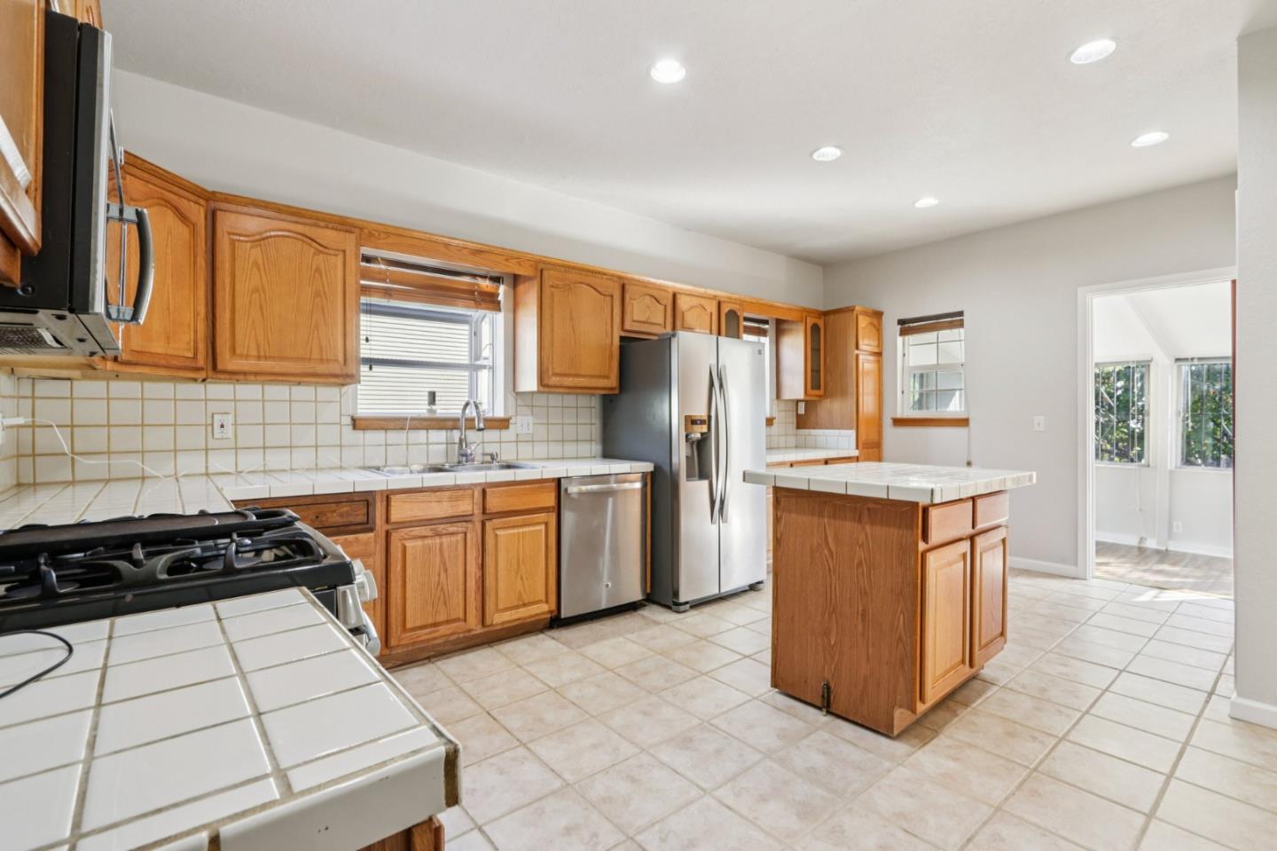 Detail Gallery Image 10 of 19 For 641 63rd St, Oakland,  CA 94609 - 2 Beds | 1 Baths