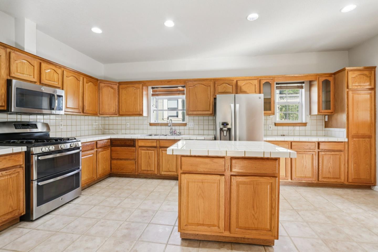 Detail Gallery Image 11 of 19 For 641 63rd St, Oakland,  CA 94609 - 2 Beds | 1 Baths