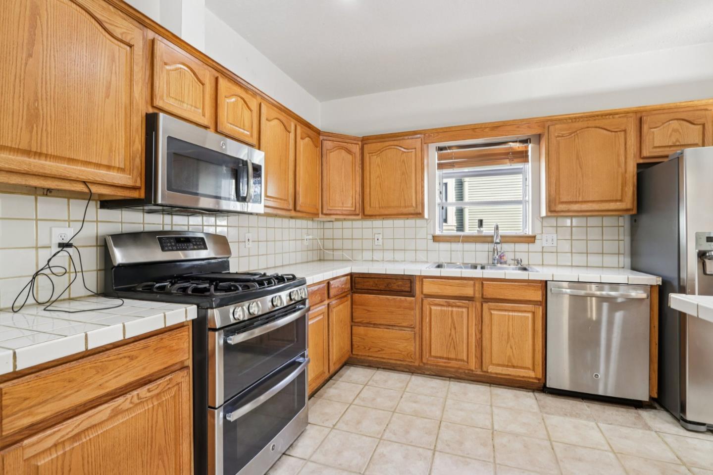 Detail Gallery Image 12 of 19 For 641 63rd St, Oakland,  CA 94609 - 2 Beds | 1 Baths