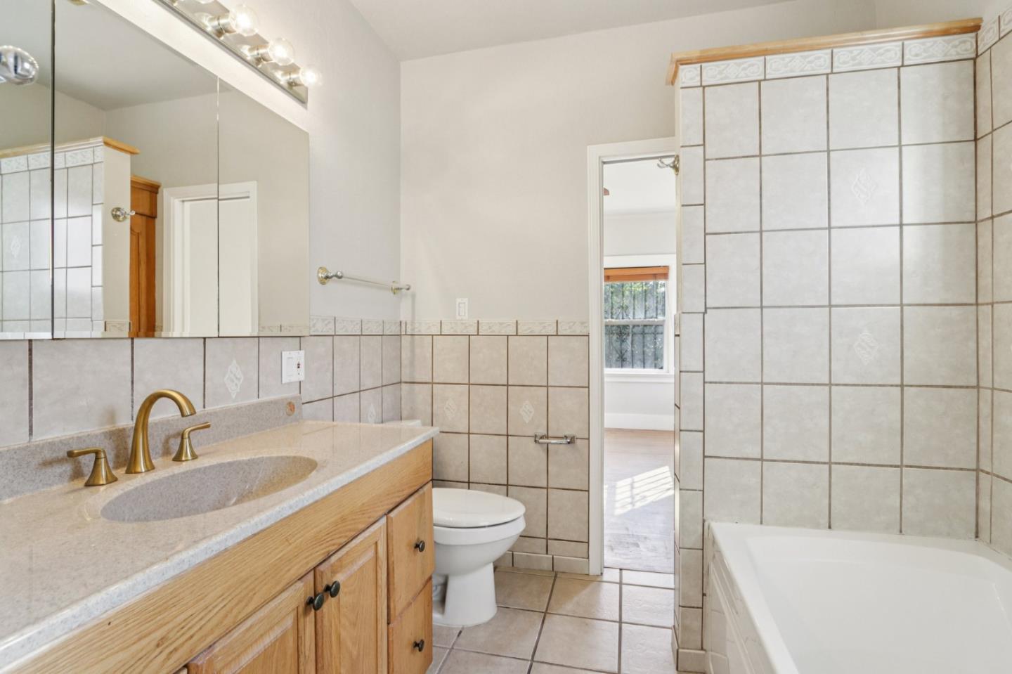 Detail Gallery Image 14 of 19 For 641 63rd St, Oakland,  CA 94609 - 2 Beds | 1 Baths